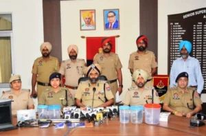 तरनतारन सेवा केंद्र से चल रहे फर्जी हथियार लाइसेंस रैकेट का भंडाफोड़