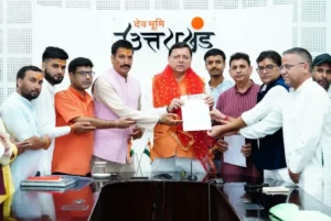 सीएम से उत्तराखंड तीर्थ पुरोहित महापंचायत के पदाधिकारी मिले