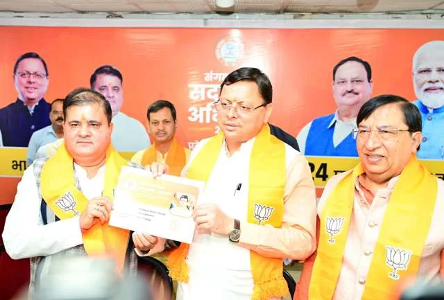 धामी ने बीजेपी के प्रथम सदस्य के रूप में सदस्यता ग्रहण की