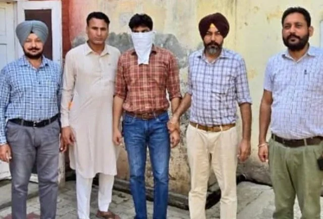 रिश्वत लेते थाने का मुख्य मुंशी काबू