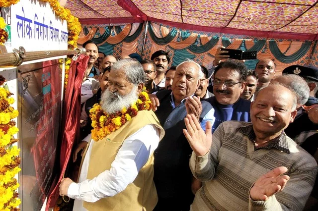 अंबाला, 4 दिसंबर। हरियाणा के ऊर्जा, परिवहन एवं श्रम मंत्री अनिल विज ने कहा कि अंबाला कैंट में रेलवे लाइनों को क्रास करने की जितनी भी बंदिशे थी वह सभी उन्होंने अब दूर कर दी हैं, अंबाला कैंट अब जहां तक फैलना चाहते फैल सकता है। विज ने यह बात आज रंगिया मंडी में अंबाला-सहारनपुर रेलमार्ग पर 21.48 करोड़ रुपए की लागत से नन्हेड़ा रेलवे ओवरब्रिज के उद्घाटन अवसर पर आपार जनसमूह को संबोधित करते हुए कहे। उन्होंने कहा आज रेलवे ओवरब्रिज का उद्घाटन किया गया है जिसका सभी को बहुत लाभ होगा। विज ने कहा कि अंबाला कैंट पहले अंबाला-सहारनपुर और अम्बाला दिल्ली रेलमार्ग पर रेल फाटकों की वजह से टुकड़ों-टुकड़ों में बंटा हुआ था, इस कारण यह आगे नहीं बढ़ पा रहा था। यहां रंगिया मंडी में रेलवे फाटक था जहां से लोग आगे नहीं आ सकते थे, इसी प्रकार घसीटपुर, शाहपुर और मच्छौंडा में रेलवे फाटक था जहां से आगे नहीं जा सकते थे। अब उन्होंने चारों जगह पर पुल मंजूर करवाए। शाहपुर में रेलवे अंडर पास बनकर तैयार हो चुका है, घसीटपुर में भी अंडरपास बनकर तैयार है जहां से जीटी रोड तक सड़क जुड़ेगी। इसी प्रकार आज रंगिया मंडी का रेलवे ओवर ब्रिज बनकर तैयार है जबकि मच्छौंडा में रेलवे ओवरब्रिज का निर्माण जल्द प्रारंभ किया जाएगा। उन्होंने कहा कि नन्हेड़ा फ्लाईओवर पहला रास्ता है जो रंगिया मंडी, नन्हेड़ा, मिलाप नगर, विद्यानगर व अन्य क्षेत्र के लोगों को फ्लाईओवर से सीधा अम्बाला छावनी के मुख्य सदर क्षेत्र से जोड़ेगा। इसका बहुत लाभ इस क्षेत्र के लोगों को होगा, पहले इस क्षेत्र को अम्बाला छावनी के बाहर का इलाका माना जाता था, मगर आज पुल बनने से यह भी अंदर का इलाका माना जाएगा क्योंकि फ्लाईओवर बनने से छावनी से सदर से जुड़ गया है। विज ने कहा कि मच्छौंडा में भी रेलवे ओवरब्रिज बनाने की तैयारी पूरी कर ली गई है। पहले विभाग रेलवे क्रासिंग पर अंडरपास बनाना चाहता था, मगर वहां के गांव वालों ने आकर कहा कि हमें भी जैसा नन्हेड़ा में ओवरब्रिज बनाया जा रहा है वैसा ओवरब्रिज भी मच्छौंडा में बनाया जाए, इसलिए मच्छौंडा में भी रेलवे ओवरब्रिज बनाया जाएगा और बहुत जल्द इसका कार्य शुरू होगा। उन्होंने कहा कि रेलवे ओवरब्रिज व अंडरपास बनने से यह सारा इलाका आपस में जुड़कर एक हो जाएगा। मंत्री अनिल विज ने कहा कि पहले सेवा समिति के पास फाटक होता था और उसी से लोग आते-जाते थे जहां परेशानी होती थी। जब जीटी रोड बनी तो इस पुल को बंद कर दिया गया और वैकल्पिक इंतजाम नहीं किए गए। इस कारण रेलवे कालोनी, दुधला मंडी, गुलाब मंडी, शिवाला मंडी, पीएनटी, उगाड़ा, बाड़ा से जनता को दिक्कत होती थी। वहीं, पत्रकारों से बातचीत के दौरान कैबिनेट मंत्री अनिल विज ने कहा कि अम्बाला छावनी से अम्बाला-सहारनपुर रेलवे लाइन, अम्बाला-दिल्ली रेलवे लाइन व जीटी रोड निकल रही है जिस कारण अम्बाला छावनी टुकड़ों-टुकड़ों में बंटा हुआ था और इसका विकास आगे नहीं बढ़ रहा था। यहां मच्छौंडा, शाहपुर, नन्हेड़ा व घसीटपुर में चार रेलवे फाटक थे, शाहपुर रेलवे फाटक से तो लोग इतने परेशान थे कि इसपर कहावत तक बन चुकी थी कि “गरीब की किस्मत और शाहपुर रेलवे फाटक कभी-कभी खुलते हैं”। लोगों की इस समस्या को हल कराने के लिए उन्होंने ओवरब्रिज व अंडरपास बनाने के लिए रेल मंत्री से मुलाकात की और इन्हें मंजूर करवाया। इनमें से तीन बन चुके हैं जबकि मच्छौंडा में ओवरब्रिज का निर्माण कार्य जल्द प्रारंभ होगा। विज ने बताया कि नन्हेड़ा में 21.48 करोड़ रुपए की लागत से बनाया जा रहा है जोकि 640 मीटर लंबा होगा। रात्रि में लोग आसानी से ओवरब्रिज से आ-जा सके, इसके लिए 28 स्ट्रीट लाइटें ओवरब्रिज पर लगाई गई हैं। ओवरब्रिज बनने से खासकर नन्हेड़ा, रंगिया मंडी, विद्यानगर, नई आबादी, कुलदीप नगर, सेक्टर 33-34, शाहपुर, मच्छौंडा, कुलदीप नगर व अन्य क्षेत्र के हजारों लोगों के लिए आने-जाने का बेहतर मार्ग होगा।