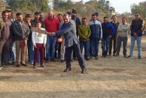 मुख्यमंत्री ने बच्चों संग खेली क्रिकेट
