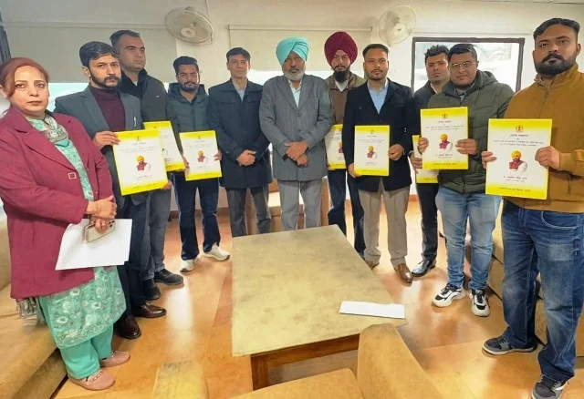 वित्त मंत्री ने 8 नए भर्ती अधिकारियों को नियुक्ति पत्र सौंपे