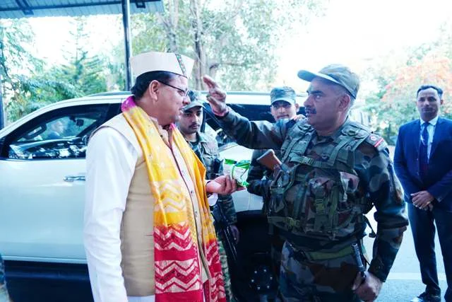 काफिला रोक, सेना के जवानों के बीच पहुंचे धामी