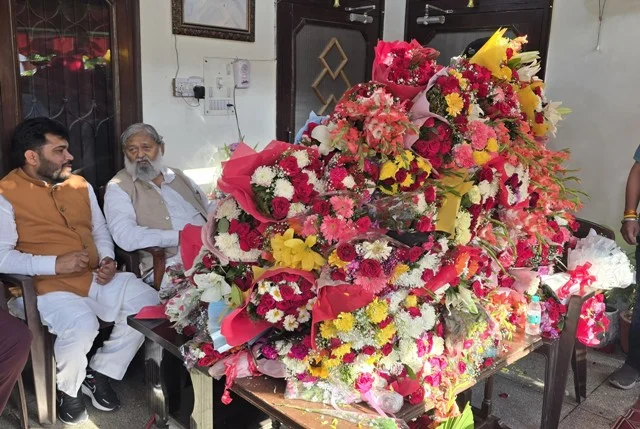 त्यौहार की तरह मनाया गया विज का जन्मदिन