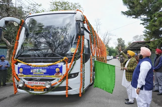 विदेशों से प्रशिक्षण प्राप्त टीचर बने शिक्षा क्रांति के दूत - मान