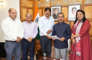 धर्मशाला के प्रतिनिधियों ने सीएम को सौंपा मांग पत्र