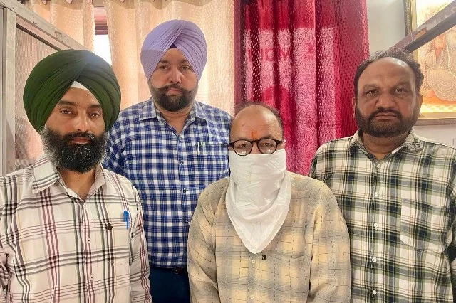 रिश्वत लेते हुए होम्योपैथिक डॉक्टर गिरफ्तार