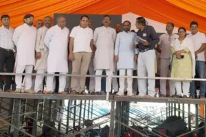 चंडीगढ़, 19अप्रैल। हरियाणा के सामाजिक न्याय एवं अधिकारिता मंत्री कृष्ण कुमार बेदी नेकहा कि उचाना में 20अप्रैल को संत शिरोमणि धन्ना भगत की जयन्ती पर भव्य आयोजन होगा। इस आयोजन से जन-जनमें संत शिरोमणि धन्ना भगत की समरस्ता एवं सेवाभाव की शिक्षाओं के प्रसार को बलमिलेगा।  कृष्ण कुमार बेदी शनिवार को उचाना बस स्टैंड केपास बनाए गए समारोह स्थल का दौरा कर रहे थे। बेदी ने बताया कि हरियाणा केमुख्यमंत्री नायब सिंह सैनी समारोह में बतौर मुख्य अतिथि शिरकत करेंगे जबकिराज्यसभा सांसद सुभाष बराला बतौर संयोजक शिरकत करेंगे।  बेदी ने समारोहके सफल आयोजन के लिए की गई तैयारियों का जायजा लिया और अधिकारियों को निर्देश दिएकि समारोह में आने वाले श्रद्धालुओं के लिए पेयजल व जलपान इत्यादि की समुचितव्यवस्था की जाए।  उन्होंने कहा कि 20अप्रैल को होने वाले इस कार्यक्रम में दाड़न खाप सहित प्रदेशभर की अन्य सामाजिकखापों के सैंकड़ों प्रतिनिधि शामिल होगें, इसकेअलावा साधु, संत महात्मा भीशिरोमणि संत धन्ना भगत की जयंती में सादर आमंत्रित किए गए है। उन्होंने जिला जींदकी जनता से इस भव्य कार्यक्रम में अधिकाधिक संख्या में पहुंचने की अपील की।  बेदी ने कहा कि पूर्व में संत, महात्माओंकी जयंती समारोह संबंधित संस्थाओं एवं समितियों द्वारा आयोजित किए जाते थे औरउन्हीं द्वारा तमाम व्यवस्थाएं की जाती रही है,लेकिनवर्तमान में साधु, संतोंकी जयंती राज्य सरकार अपने स्तर पर आयोजित करती है और उनके जन्मोत्सव पर प्रदेशके अलग- अलग इलाकों में भव्य आयोजन किए जा रहे है। ये आयोजन सरकार द्वारा संत,महात्मासम्मान एवं विचार प्रसार योजना के अन्तर्गत करवाये जा रहे है।   बेदी ने कहा कि इस आयोजन से जहां हमें संतशिरोमणि धन्ना भगत के जीवन दर्शन, सेवाभावएवं जन सेवा समर्पण की अमूल्य शिक्षाओं को अपने जीवन में आत्मसात करने की प्रेरणामिलेगी वहीं उचाना क्षेत्र में मुख्यमंत्री नायब सिंह सैनी के आगमन से विकासकी गति और तेज होगी।  उन्होंने कहा कि केन्द्र एवं राज्य सरकार का मुख्य उद्देश्यसमाज के शोषित, पीड़ित एवं वंचितवर्ग के लोगों को सशक्त एवं खुशहाल बनाना है। इसके लिए राज्य सरकार द्वाराक्रियान्वित योजनाओं का लाभ पात्र एवं आखिरी व्यक्ति तक पहुंचाना सुनिश्चित कियाजा रहा है।  इससे पहले मंत्री ने सर्व जातीय दाड़न खाप पालवां चबूतरे पर शिरोमणि संतधन्ना भगत की जयंती के उपलक्ष्य में आयोजित निः शुल्क स्वास्थ्य जांच शिविर मेंशिरकत की। शिविर में बुजुर्गों, युवाओं,महिलाओंने अपनी स्वास्थ्य जांच करवाई।