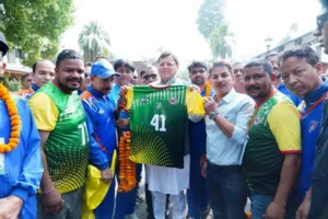 सीएम ने खिलाड़ियों की टीम को रवाना किया