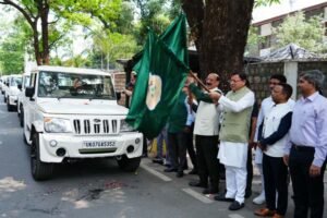 सीएम ने वन व वन्य जीव विभाग के नए वाहनों को दिखाई हरी झंडी