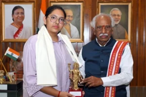 ट्राई सिटी की टॉपर श्रेया गर्ग ने परिवार सहित की राज्यपाल से मुलाकात