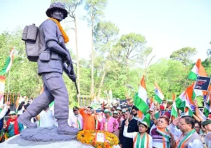 मुख्यमंत्री ने शहीद जवानों को पुष्प चक्र अर्पित कर दी श्रद्धांजलि