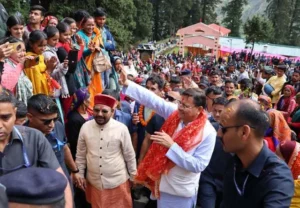 लाटू मंदिर में खुले कपाट, श्रद्धालुओं का जमावड़ा