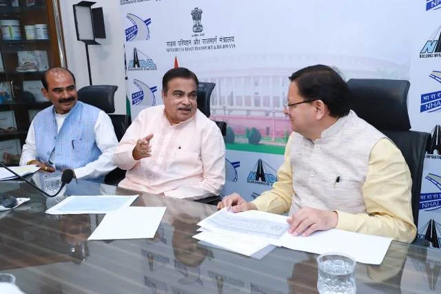 सड़क परियोजनाओं की तेज स्वीकृति के लिए धामी ने गडकरी से की अपील