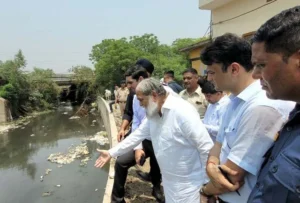 ऊर्जा मंत्री ने कड़ी धूप में बाढ़ नियंत्रण उपायों का निरीक्षण किया