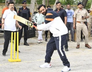 "गुरुग्राम में सीएम ने दिखाया जनता से जुड़ाव, क्रिकेट खेलकर बढ़ाया उत्साह!"