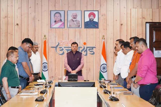 धामी ने विमान हादसे में जान गंवाने वालों के परिजनों से जताया दुःख
