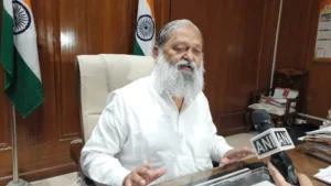 विज ने श्रमिकों के लिए योजनाओं का लाभ आसान बनाने के निर्देश दिए