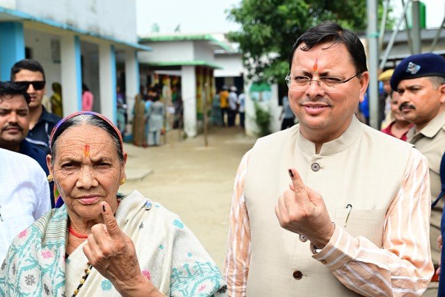 मुख्यमंत्री ने लाइन में खड़े होकर दिखाया लोकतांत्रिक मिसाल