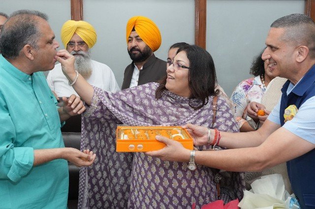 संजीव अरोड़ा ने संभाला पंजाब के मंत्री पद का दायित्व, परिवार साथ रहा