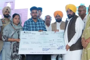 सीएम ने शहीद पुलिस अधिकारी के परिवार को दी 1 करोड़ रुपये की आर्थिक सहायता