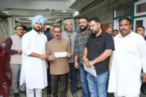 हिमाचल युवा कांग्रेस ने CM को भेंट की 1.11 लाख की सहायता राशि