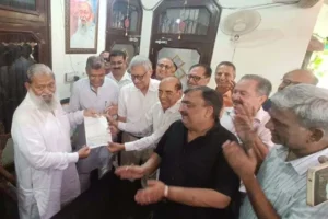 अनिल विज ने गौशाला प्रतिनिधियों को चेक सौंपे
