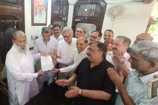 अनिल विज ने गौशाला प्रतिनिधियों को चेक सौंपे
