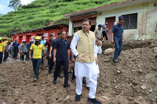 उत्तरकाशी आपदा मुख्यमंत्री ने प्रभावितों को दिया दिलासा