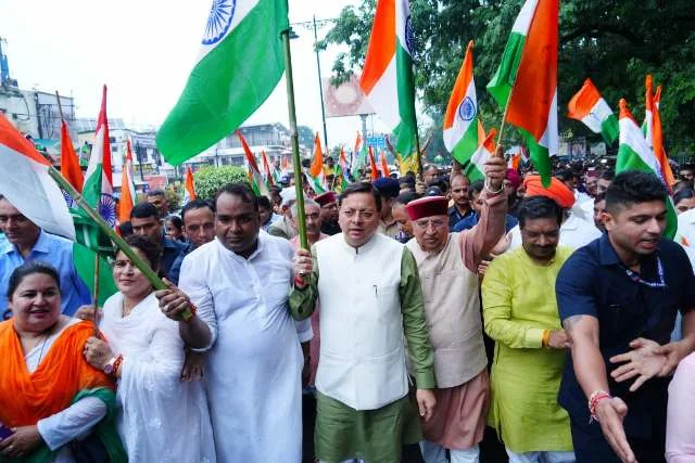 देहरादून में 'भारत मां की जय' के नारों के साथ निकली तिरंगा यात्रा