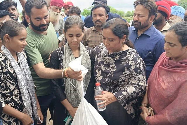 मंत्री ने चंद्रभान ड्रेन के पास बांटी मदद, पीड़ितों को दिलाया भरोसा