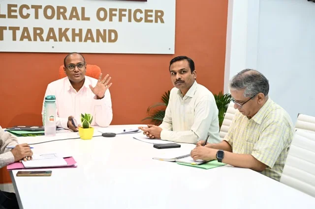 मुख्य निर्वाचन अधिकारी ने जिला अधिकारियों के साथ की समीक्षा