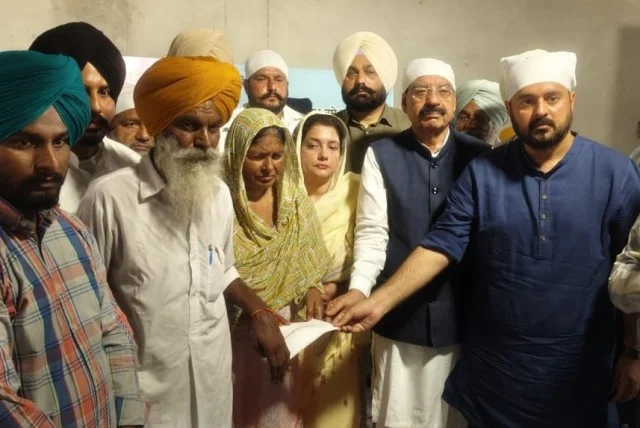 रक्षा सेवाएं कल्याण मंत्री ने शहीद परिवार से की मुलाकात, जताया दुःख