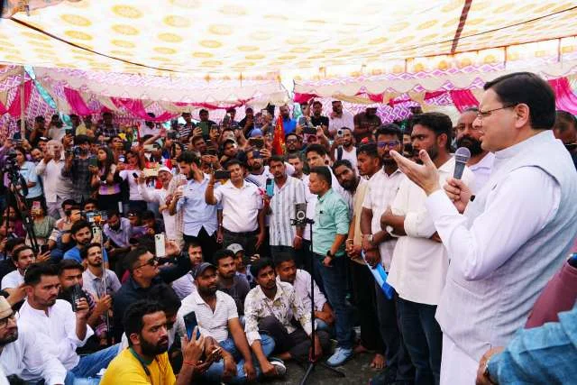 आंदोलनरत युवाओं को धामी का बड़ा आश्वासन