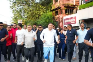 धामी ने फ्लैग ऑफ कर प्रतिभागियों संग लगाई दौड़