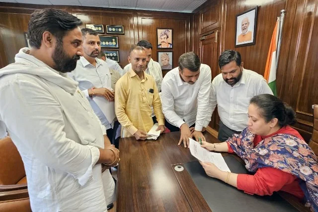 नागरिकों ने सीधे मंत्री के समक्ष रखी अपनी परेशानियाँ