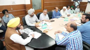 बाढ़ से प्रभावित सड़कों और पुलों पर मंत्री हरभजन सिंह ने ली बैठक