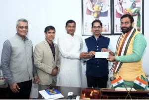 संदीप पासे ने सीएम सैनी को सौंपी राशि, नदी पुनर्जीवन परियोजना को सहारा