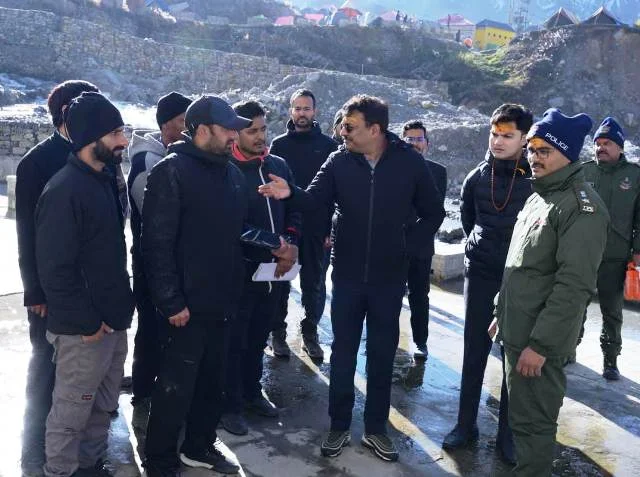 मुख्य सचिव ने केदारनाथ धाम परिसर में विभिन्न फेज़ों के कार्यों का किया स्थलीय निरीक्षण