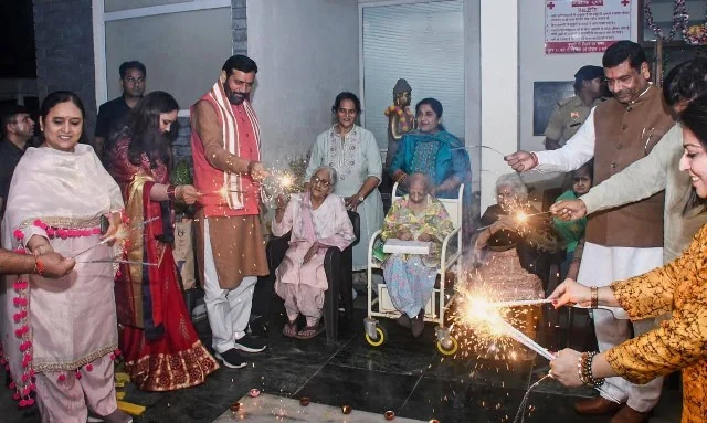 मुख्यमंत्री सैनी ने पत्नी संग पंचकूला वृद्धाश्रम में मनाई दीपावली