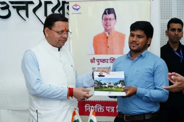 राजस्व परिषद में नियुक्ति पत्र वितरण समारोह में शामिल हुए मुख्यमंत्री धामी