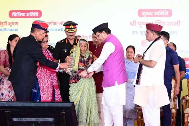 लैंसडाउन की धरती से सीएम धामी ने शहीदों को दी श्रद्धांजलि