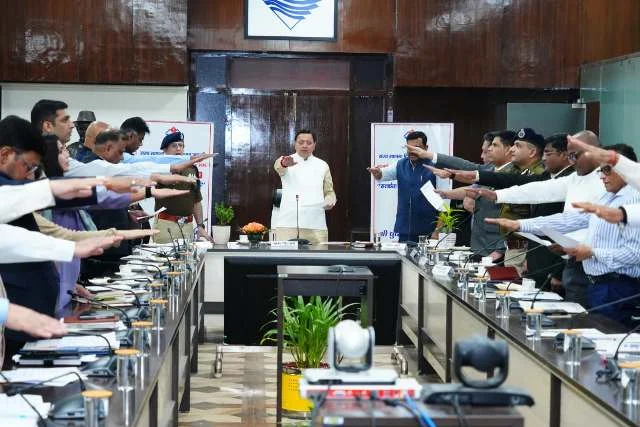 सीएम धामी ने अधिकारियों को दिलाई ईमानदारी और निष्ठा की प्रतिज्ञा