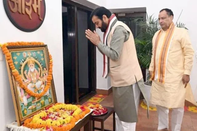 सीएम नायब सिंह सैनी ने भगवान विश्वकर्मा के चित्र पर किया पूजन