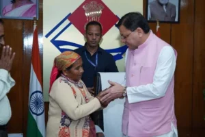 सीएम पुष्कर सिंह धामी ने उपनल कर्मियों के आश्रितों को सौंपे सहायता चेक