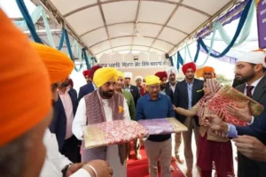 गुरुद्वारों में माथा टेक सीएम मान और केजरीवाल ने पवित्र शहर दर्जे के लिए की प्रार्थना