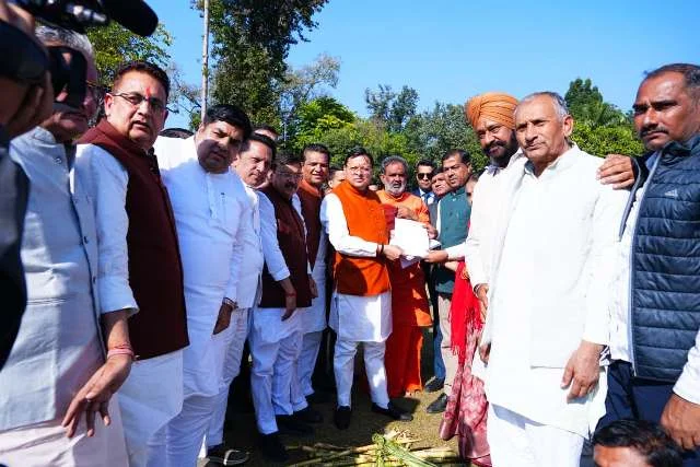 लॉन में किसानों संग बैठे धामी, सुना समस्याएं और चखा गन्ना