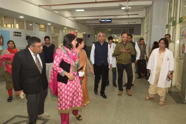सुधीर राजपाल पहुंचे अस्पताल, उपचाराधीन मरीजों से की बातचीत