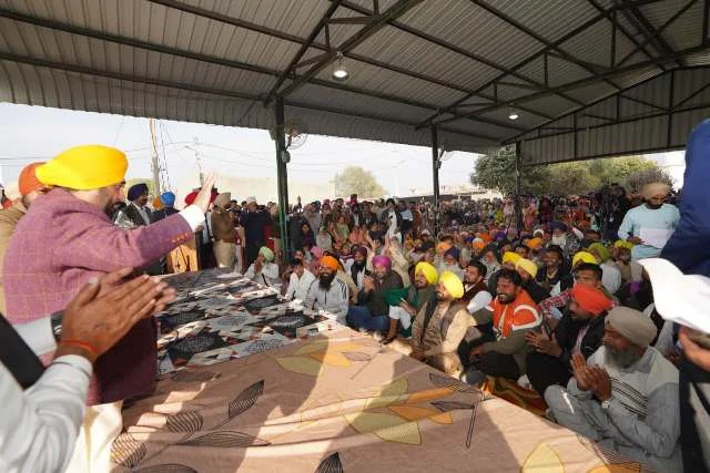 अपने गांव सतौज में भावुक दिखे सीएम भगवंत मान